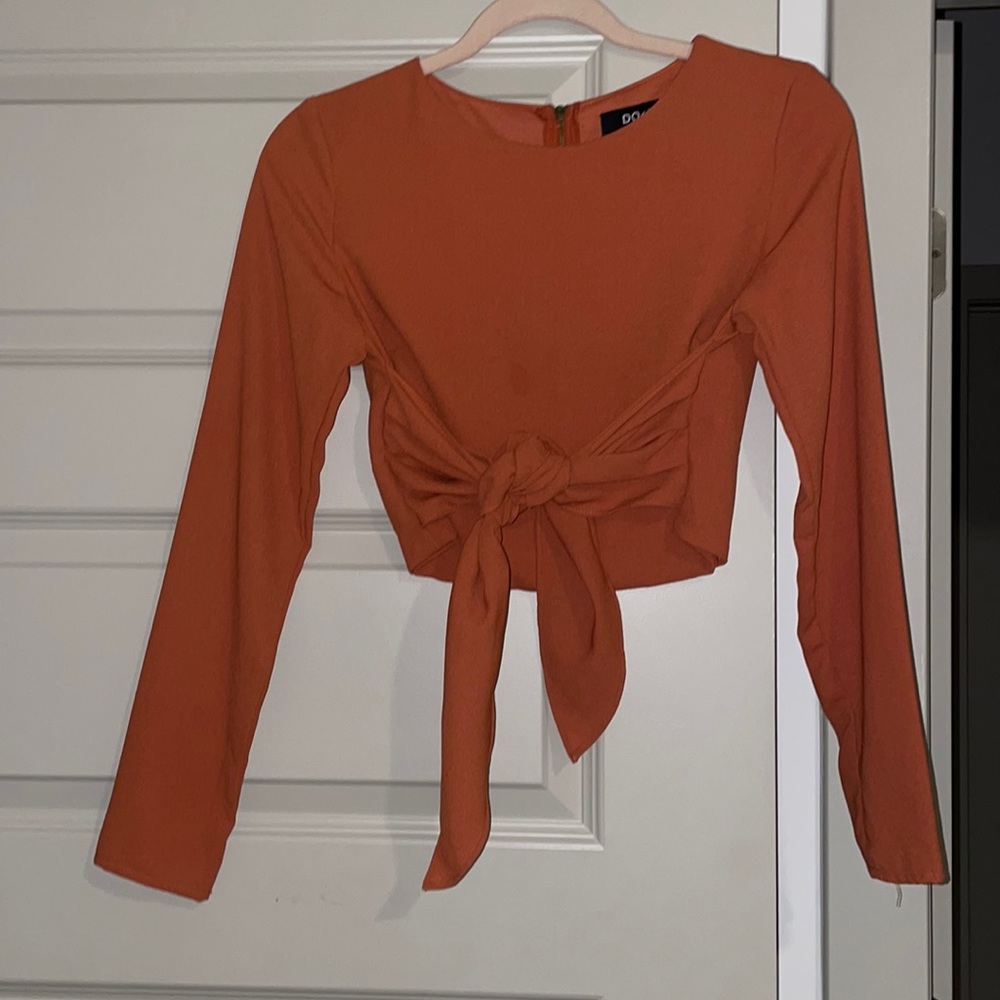 Long sleeve crop top with detail in the front